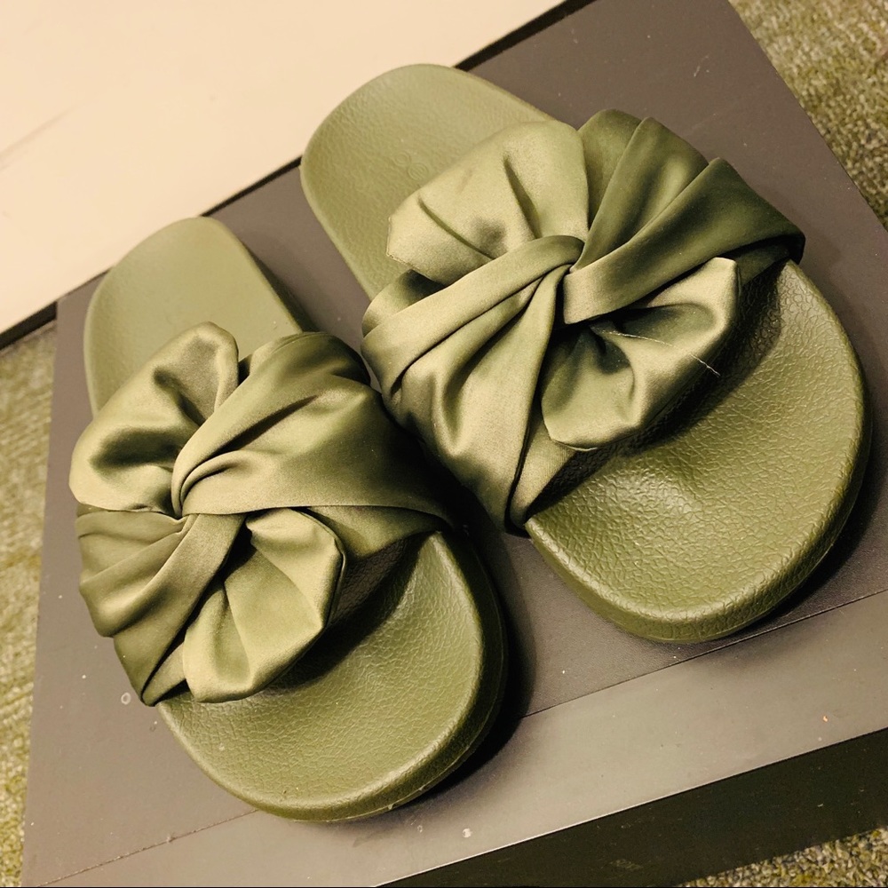 💚 Bebe Army Green Slides with Bow 👣